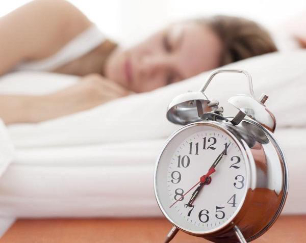 如何快速的去除鱼尾纹（如何快速的去除鱼尾纹的方法）