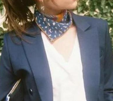 小丝巾最简单的系法图解（小丝巾的戴法简单视频）